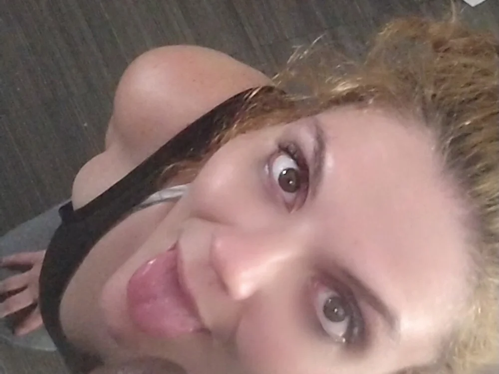 Sexycece1990's Offline Chat Room