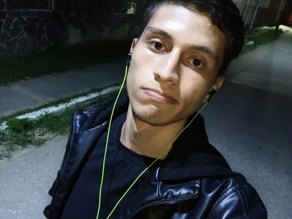 Adrian_sxp Chat XXX offline