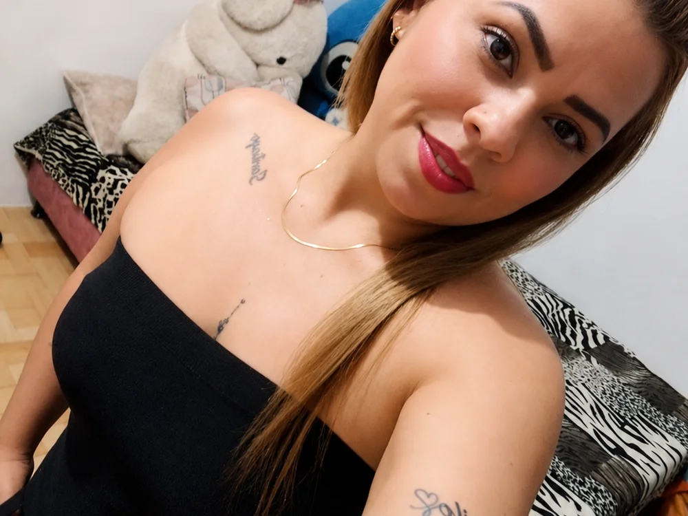 Valentina_Ros3's Offline Chat Room