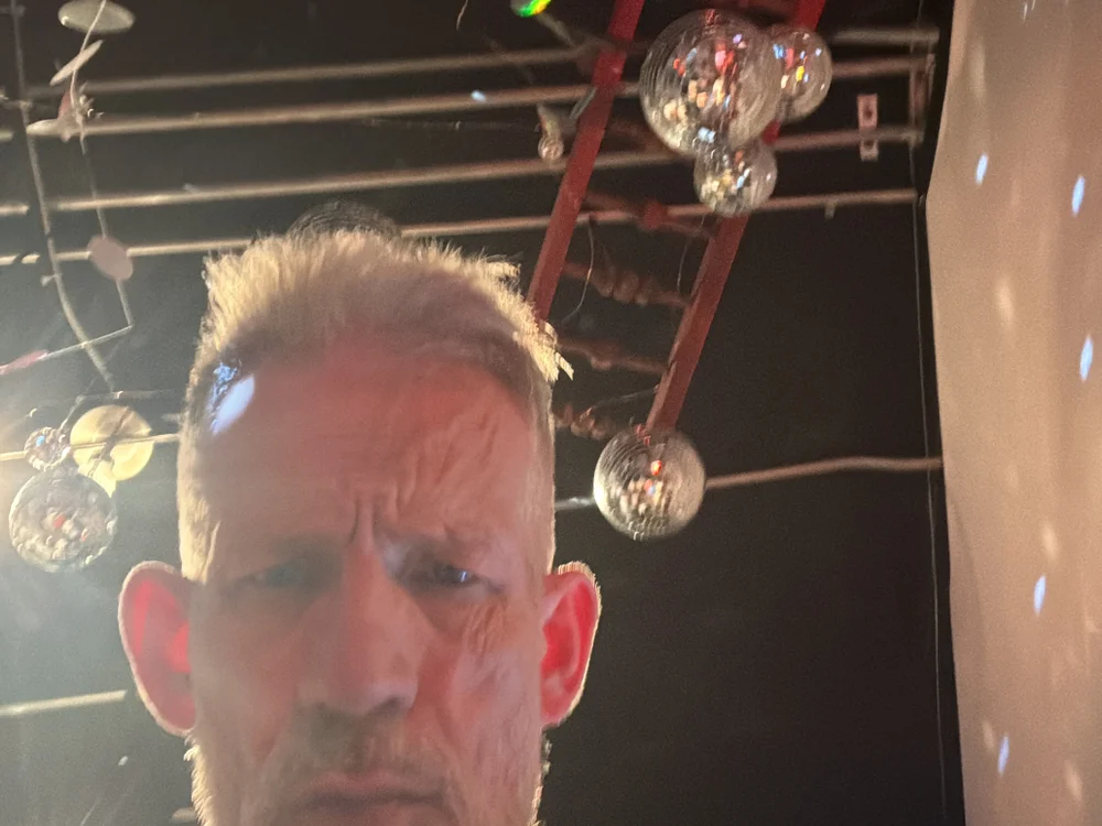 curtjones' Offline Chat Room