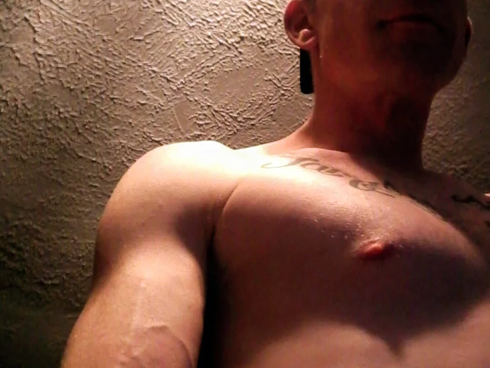 Fully_Aroused's Offline Chat Room