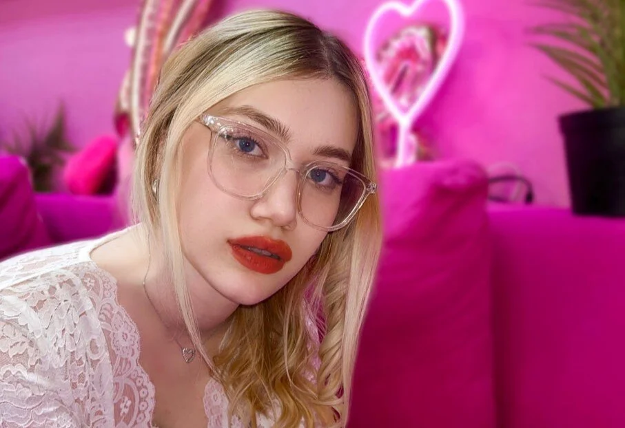 blonde_angelln Offline XXX chat