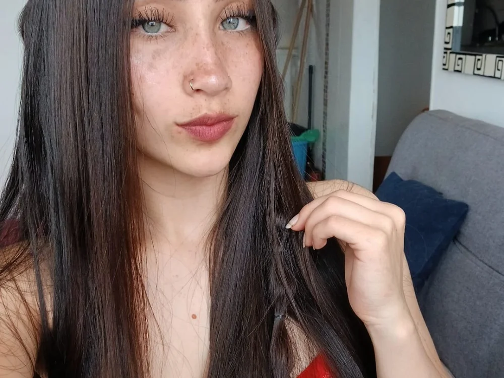 Celeste_Valentine_ Adlı Modelin Çevrimdışı XXX Sohbeti
