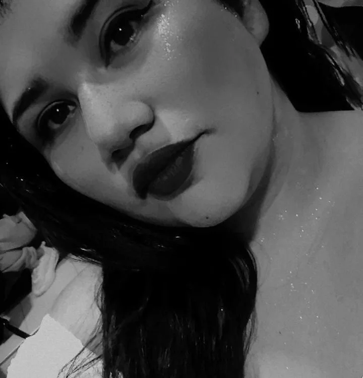 mishell_cardenas_t Offline Chatraum