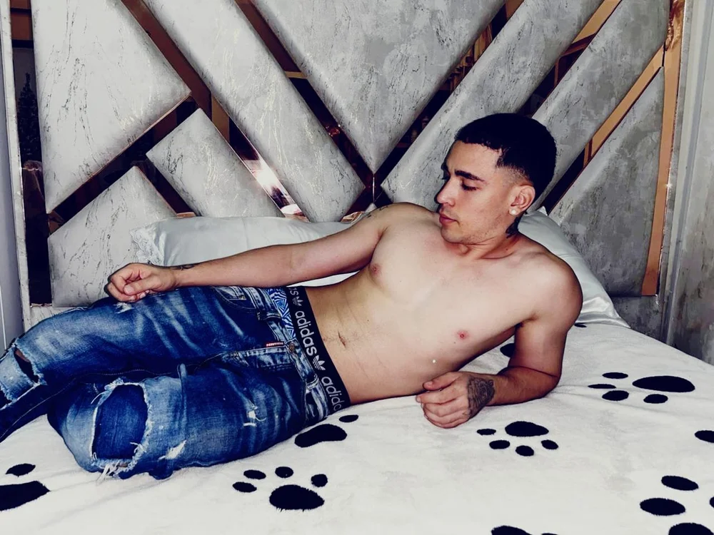 LuanSaenz's Offline XXX Chat