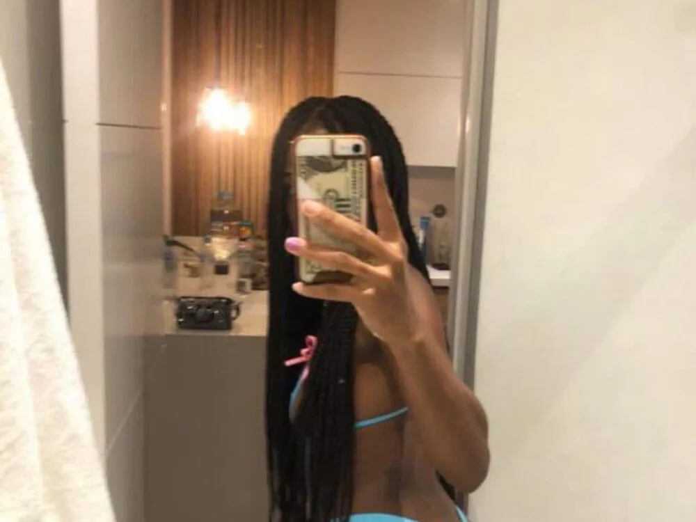 Holly_Baddie's Offline XXX Chat