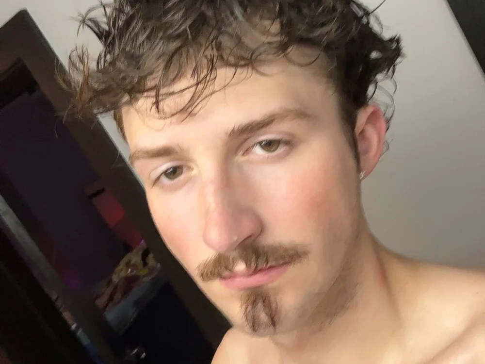 CollegeDude_22 offline XXX-chat
