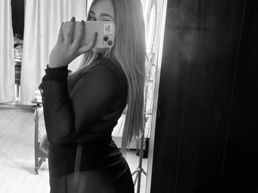 monica_playroom Offline XXX Chat