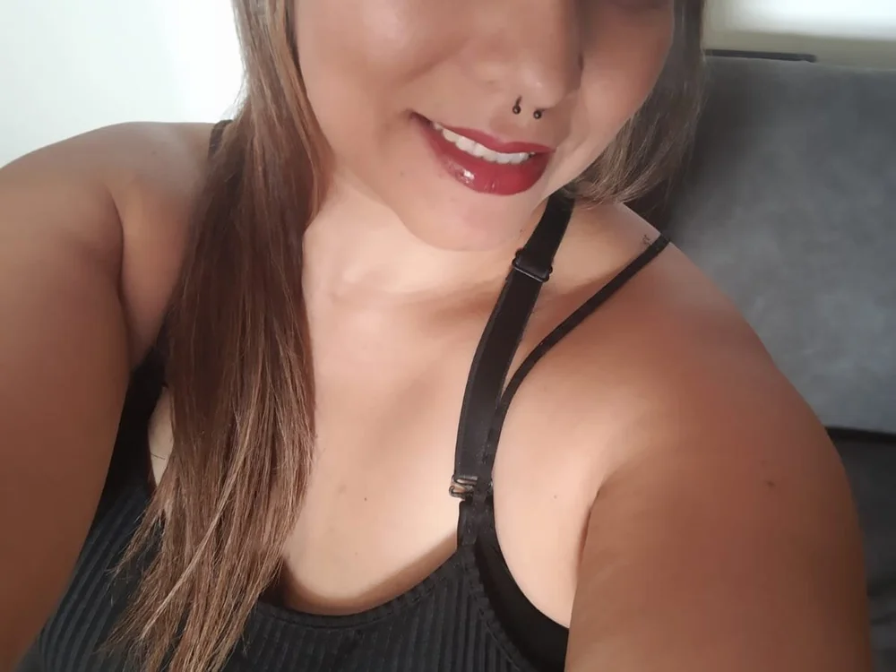 Milf_Victoria's Offline Chat Room