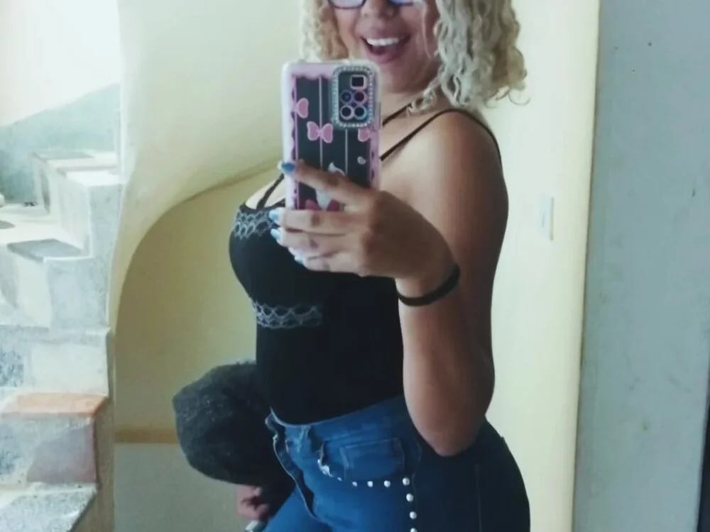 Lucy_White__ 離線 XXX 聊天