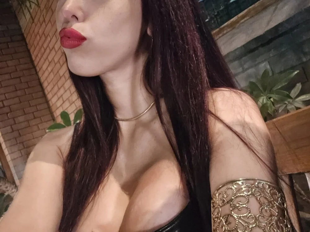 Sharonsaravia's Offline Chat Room