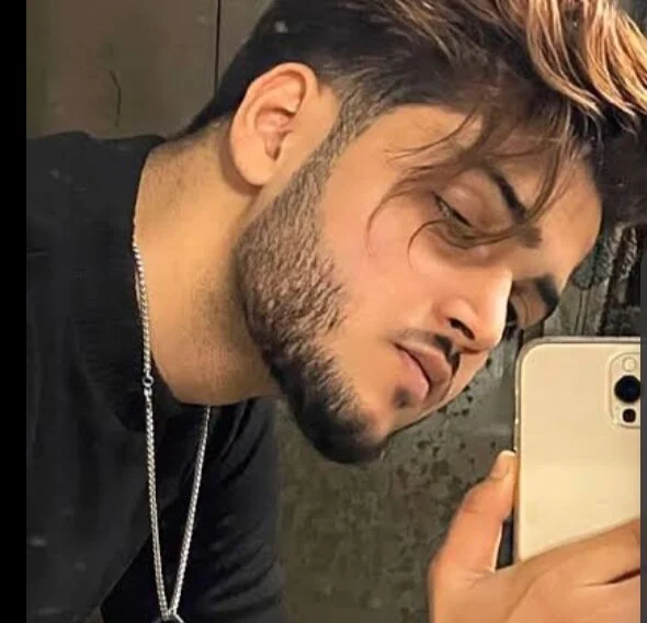 Hornyboy7489 অফলাইন XXX চ্যাট