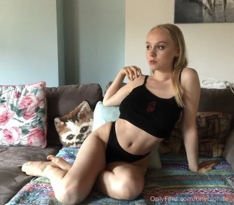 TinyBlonde_'s Offline Chat Room