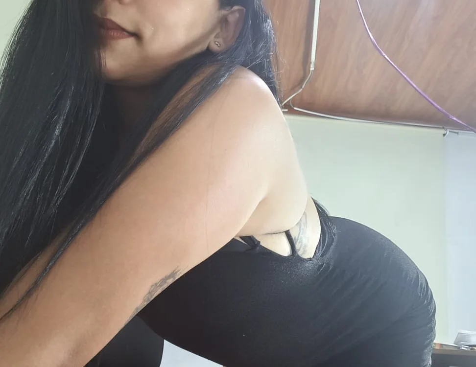 Nyra_Queenn Offline XXX chat