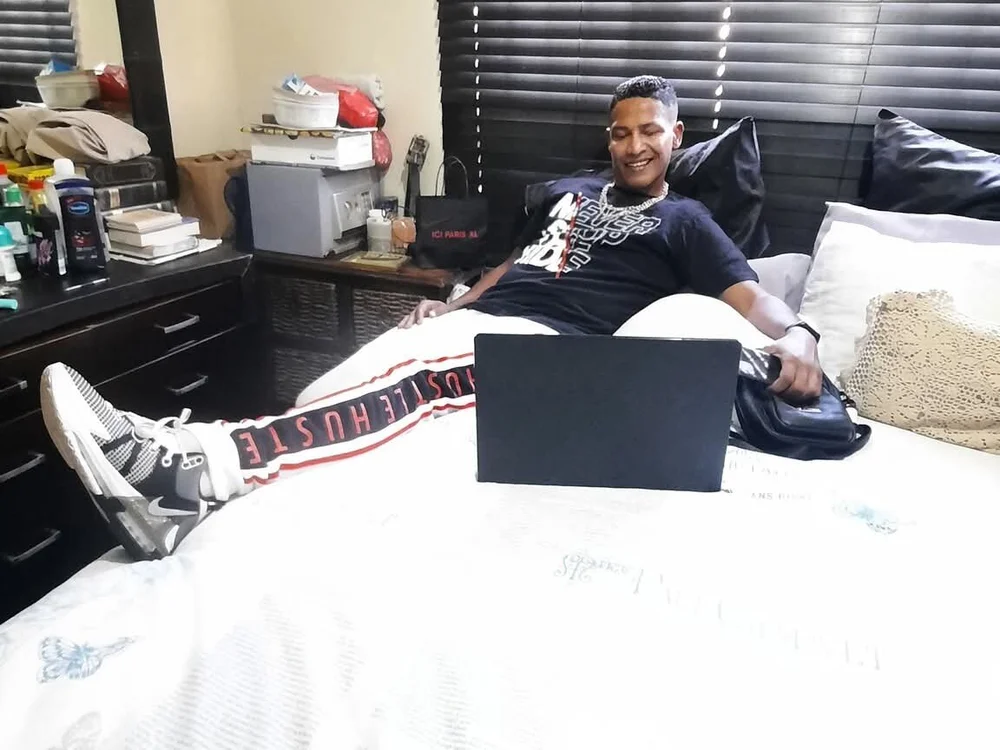 Elomene23 - Male webcam sex chat