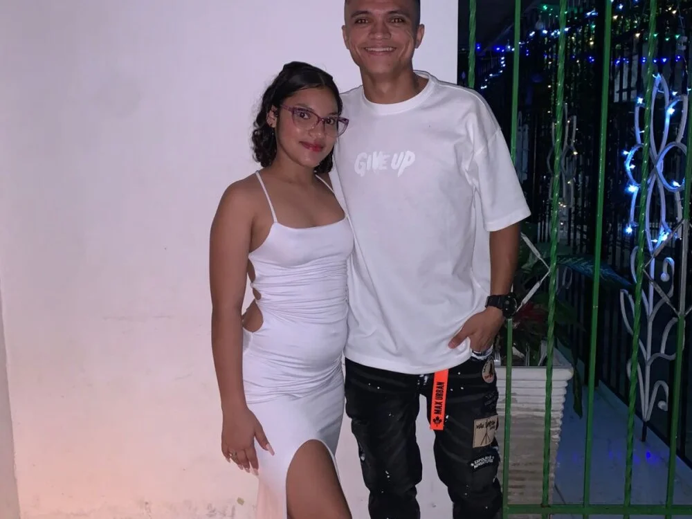 TWOCOUPLEPEIN's Offline XXX Chat