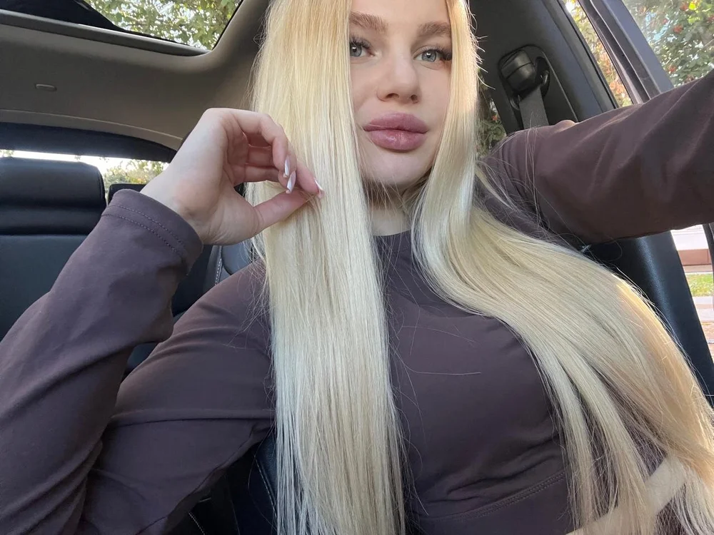Pink_Blond's Offline Chat Room