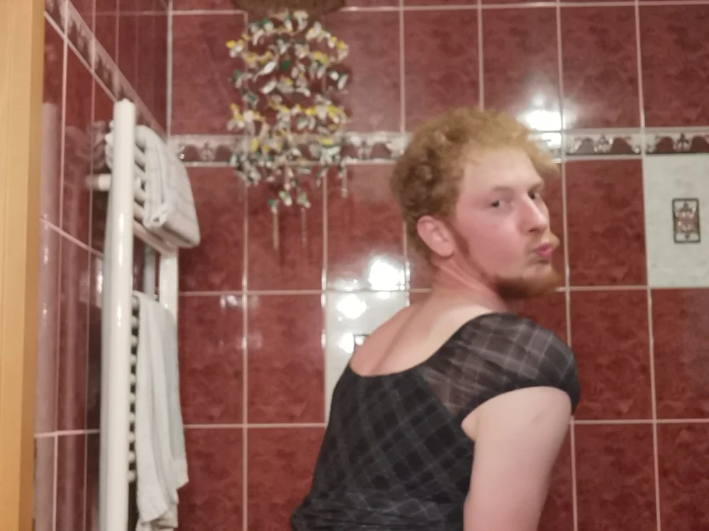 Hot_Ginger_ts' Offline Chat Room
