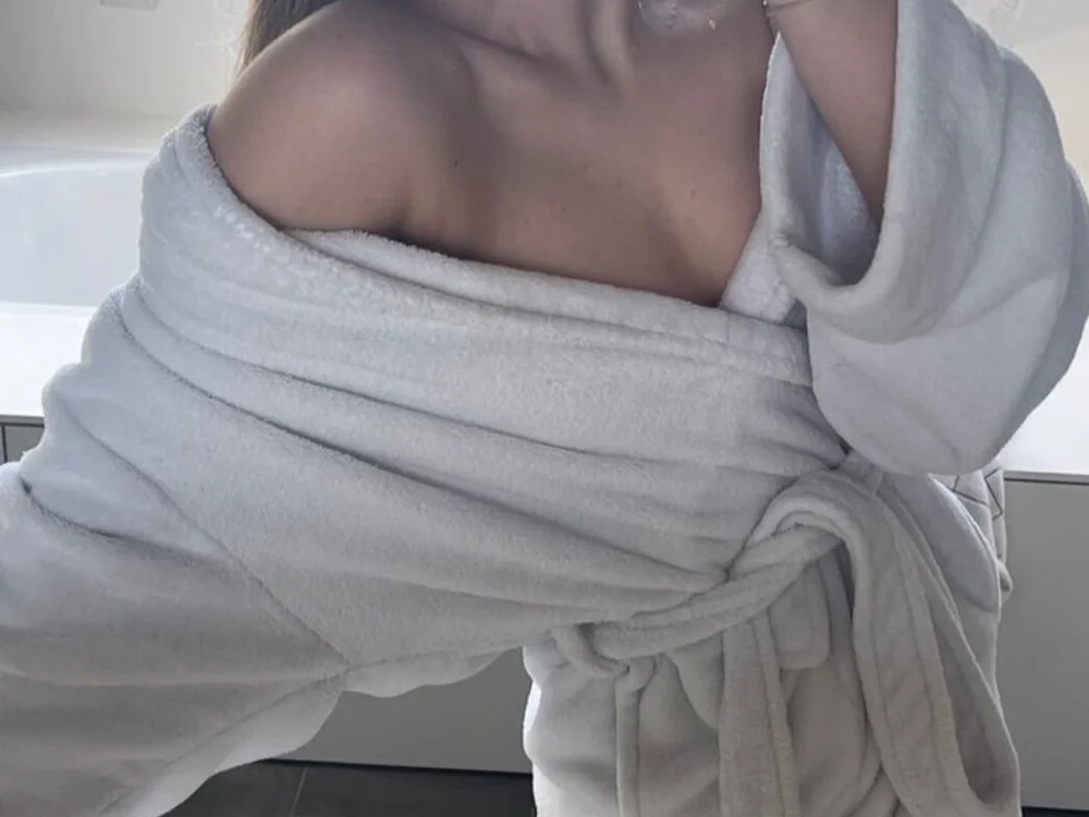 aybenz0 Adlı Modelin Çevrimdışı XXX Sohbeti