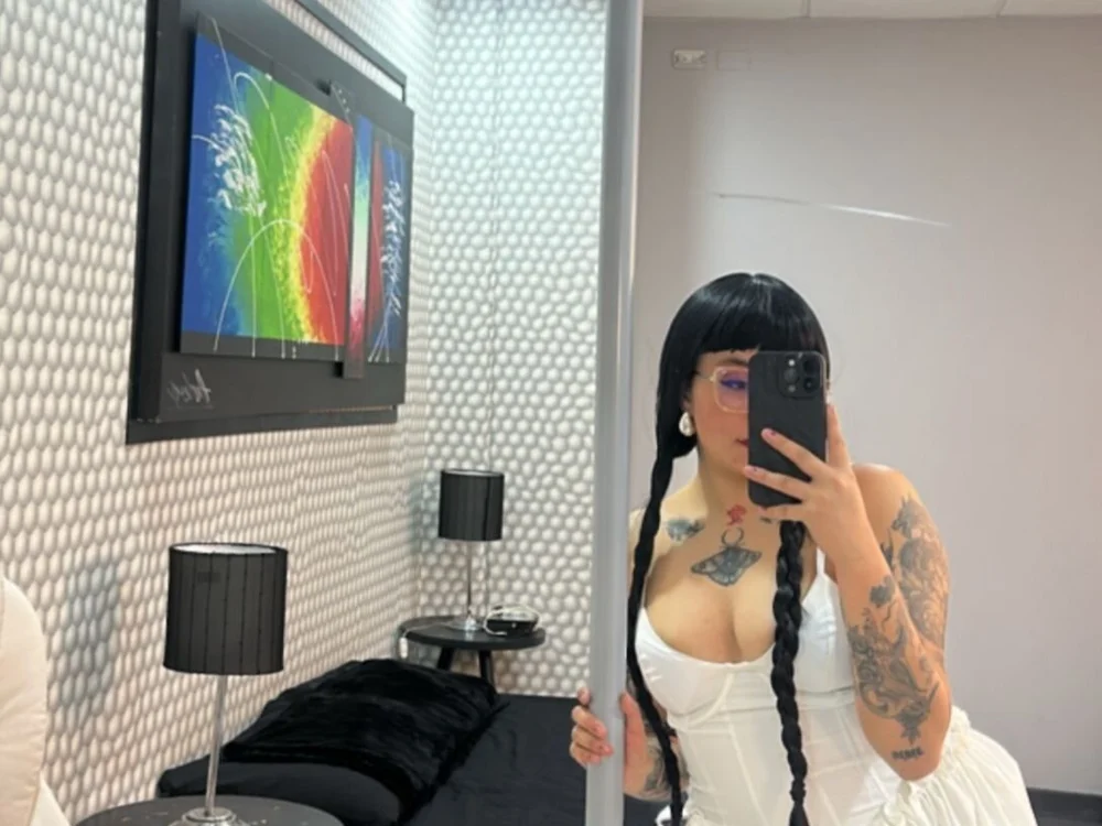 Madisson_gh's Offline Chat Room