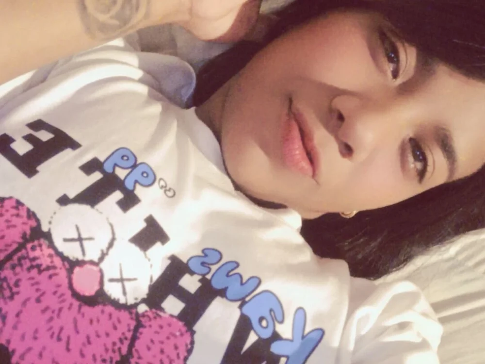 Morena_Calienta's Offline Chat Room