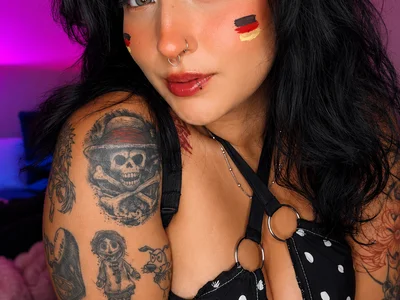 Pauilina Female Medium Online Webcam Sex