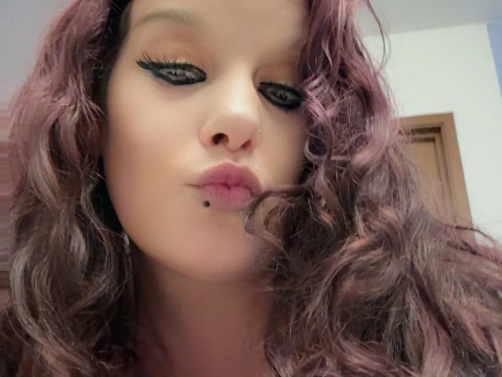 ravenlee84's Offline Chat Room
