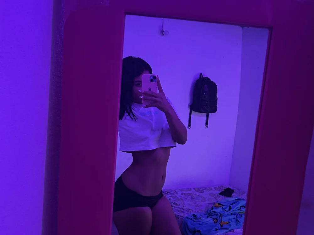 tainixxx's Offline XXX Chat