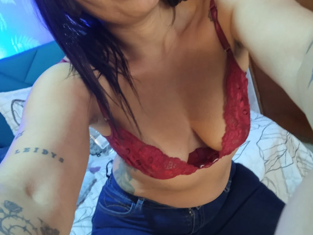 Violettaluxxe's Offline Chat Room