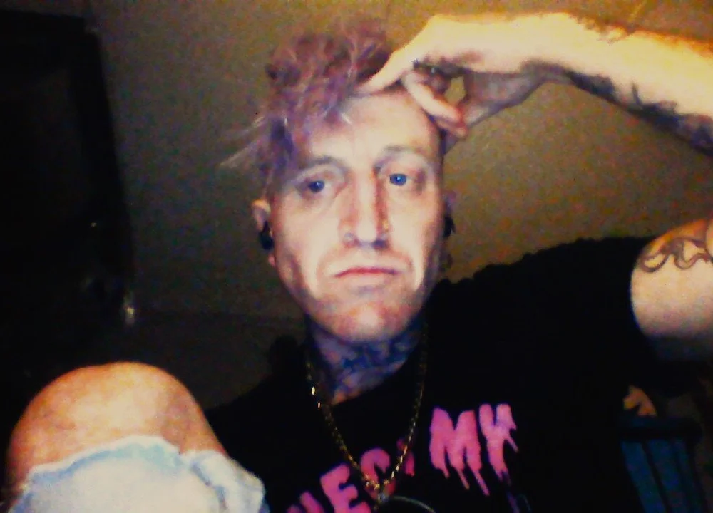 LIVE4THESIXX9 offline chatrum
