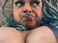 Scarlet Erzaa live cam