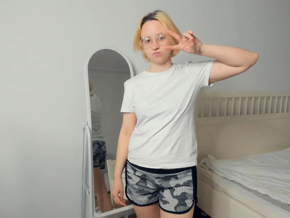 MonicaBushf's Offline XXX Chat