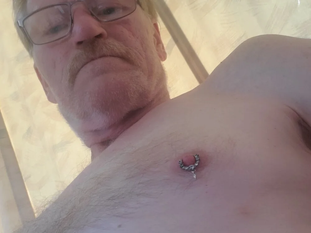 Horneymalelooking's Offline Chat Room