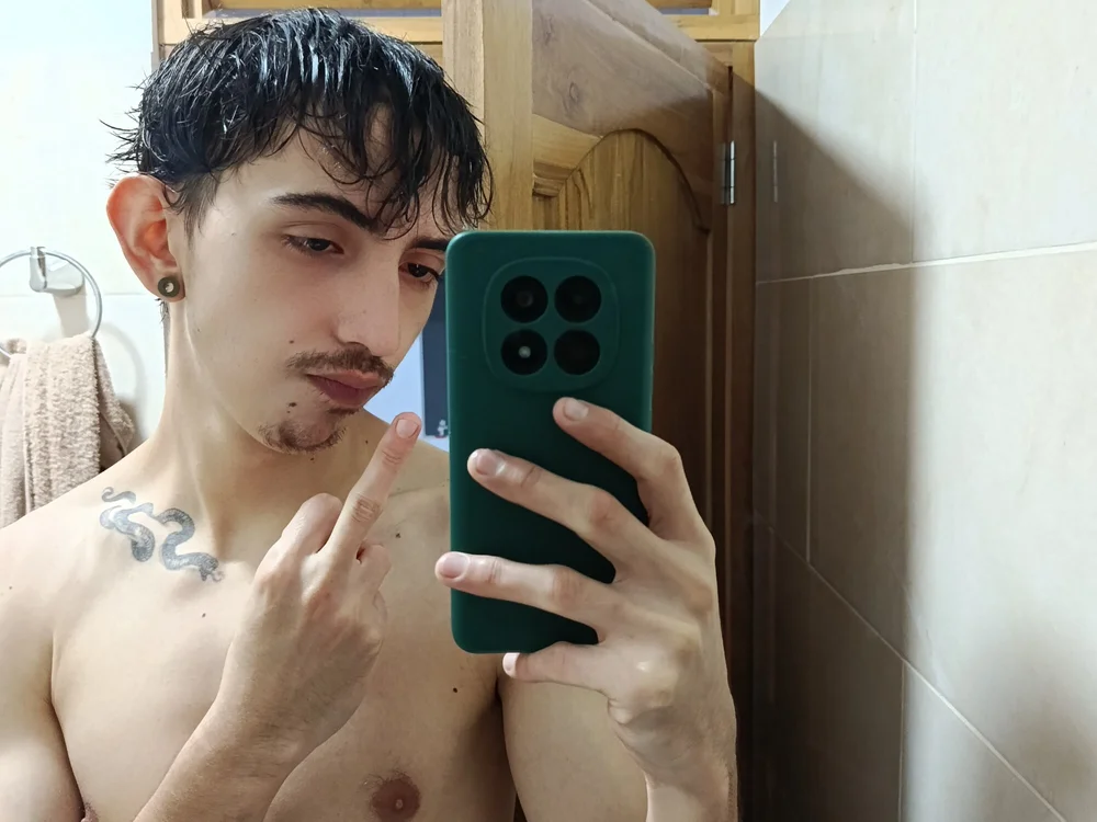 azazel18_'s Offline Chat Room