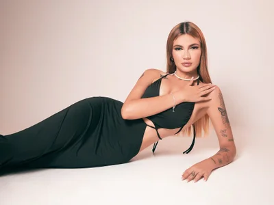 NiaHolland webcam livesex profile in curvy cams