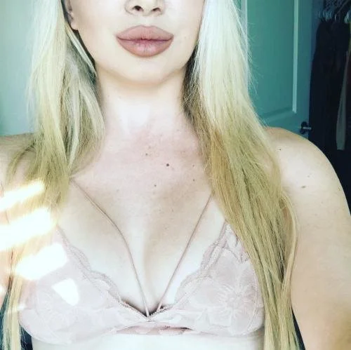 blondebunny's Offline Chat Room