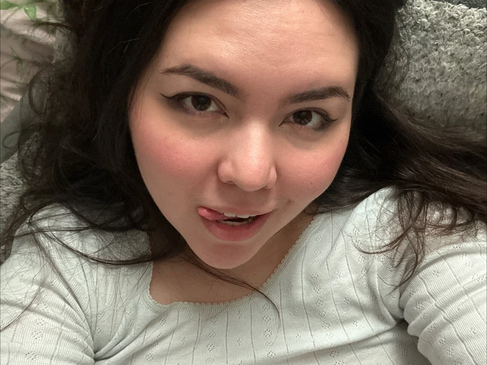 Latinatrixie's Offline Chat Room