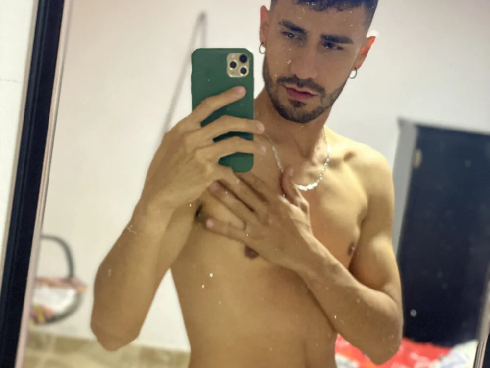 theguyhot Offline XXX-chat
