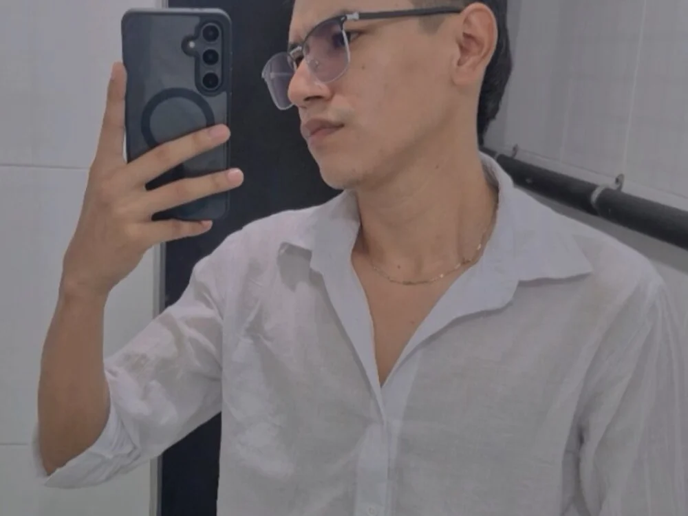 Ajhg98 Offline XXX Chat