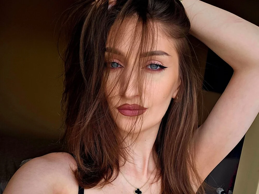 SexyCelline Adlı Modelin Çevrimdışı XXX Sohbeti