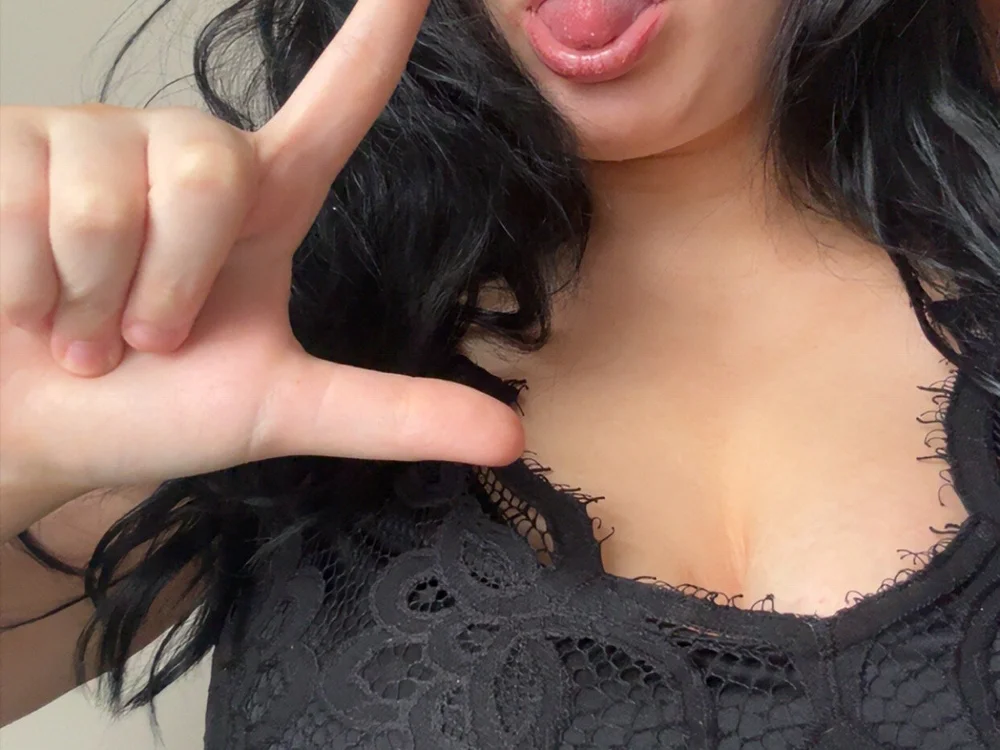 Findomxella's Offline Chat Room