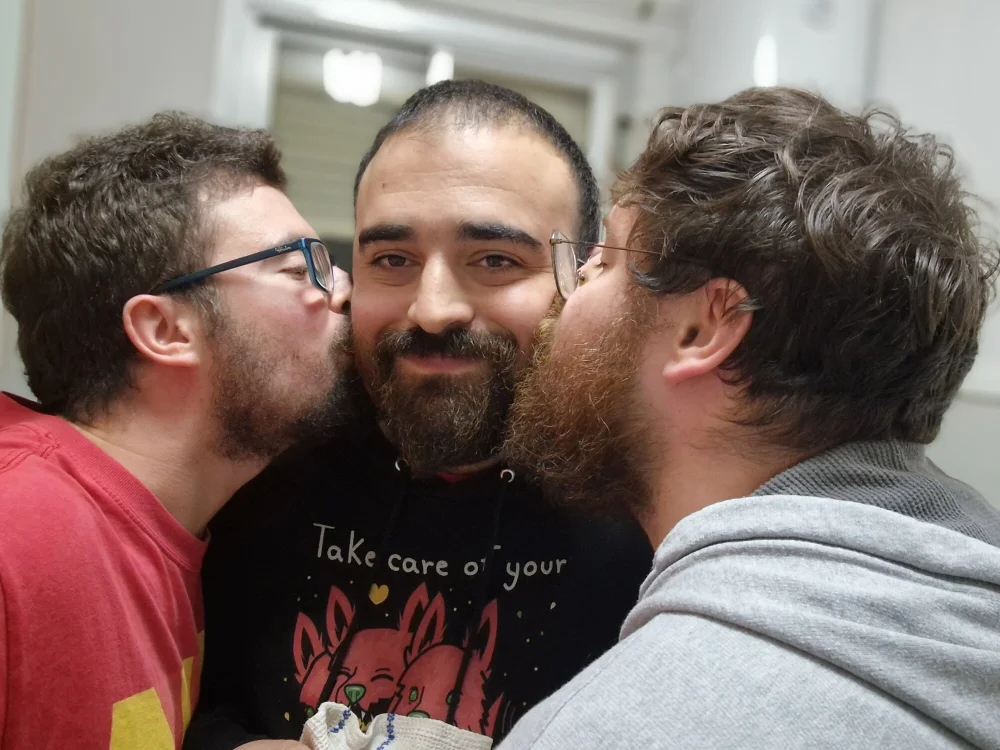 Bear_Throuple offline chatrum