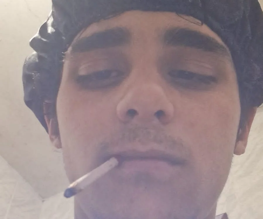 Ghfryhyt 離線 XXX 聊天