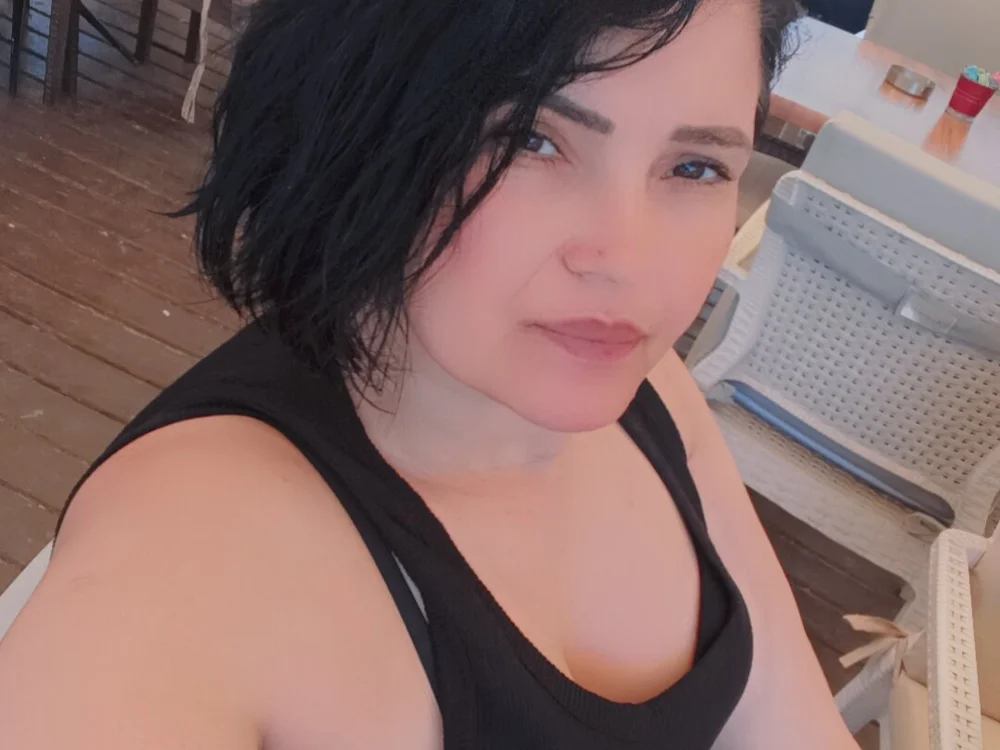 Elina4848's Offline XXX Chat