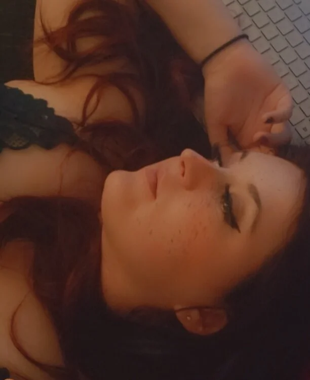 RedHead01's Offline Chat Room