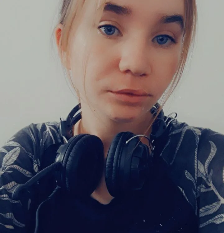 _Moon_Velvet_'s Offline Chat Room