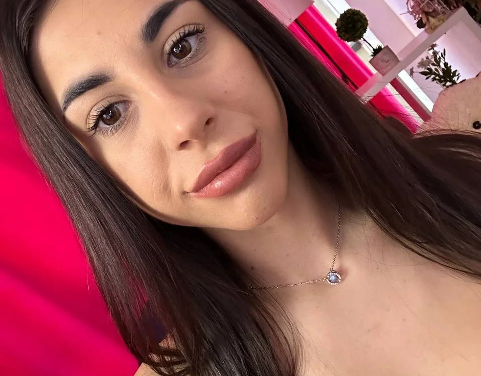 Lara_Sin's Offline Chat Room