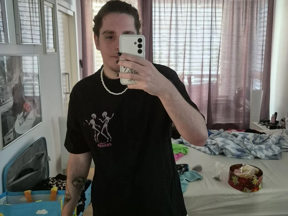 guywithnoanus99's Offline Chat Room