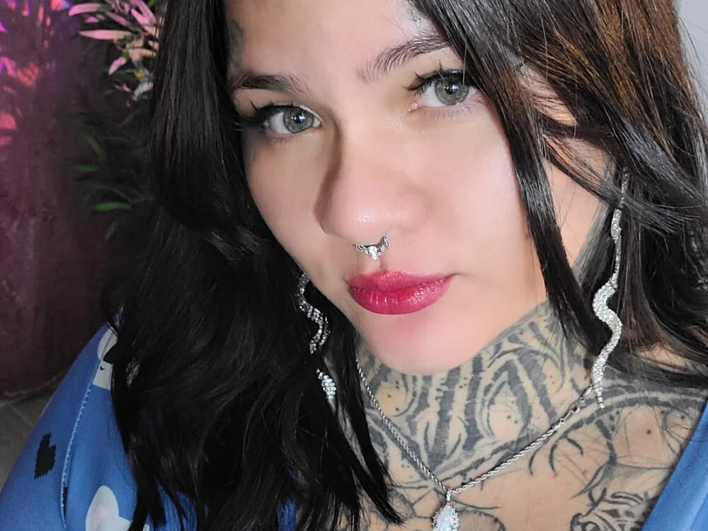 Tiffany_valentineRay's Offline Chat Room