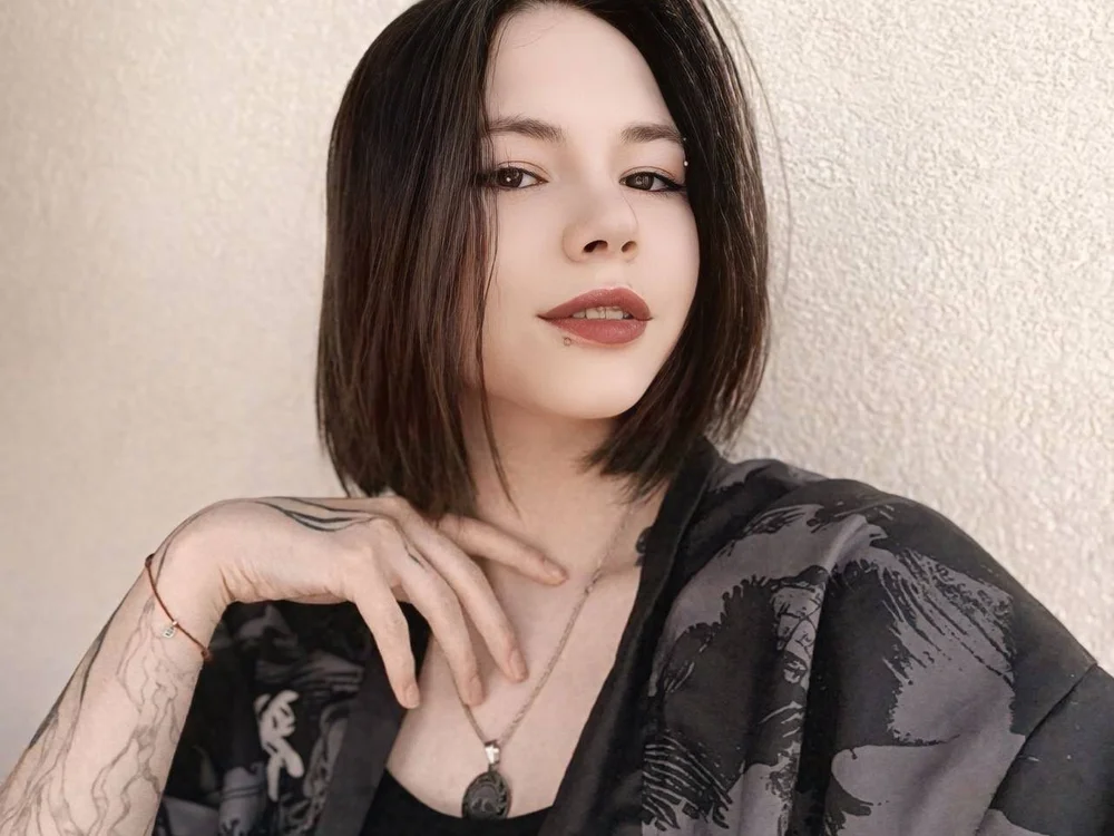 QuennaDewell's Offline Chat Room